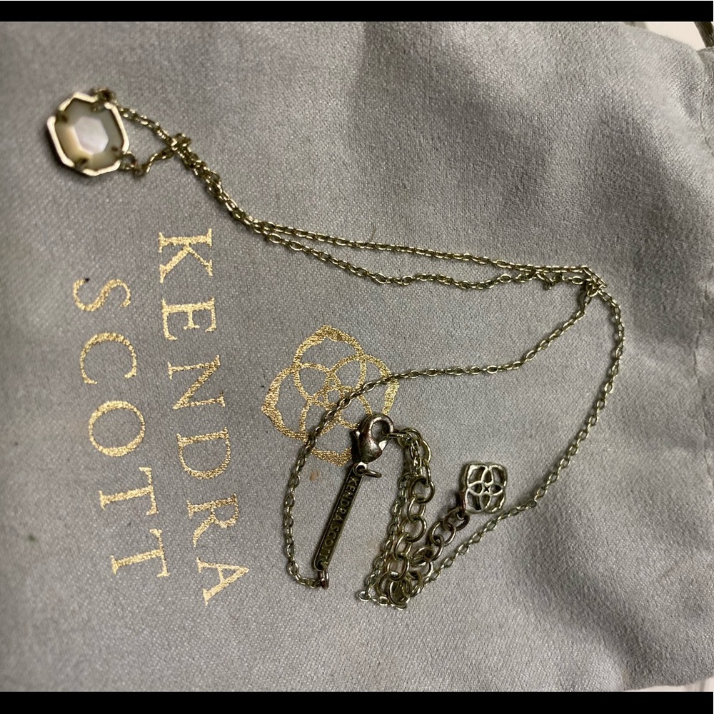 Kendra Scott necklace